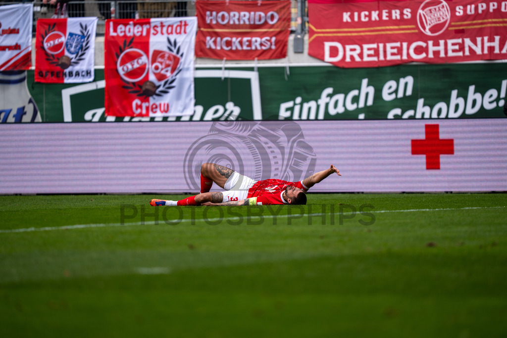 Kickers Offenbach vs. SG Sonnenhof Grossaspach, Fussball, Regionalliga Suedwest, 24. Spieltag, 14.03.2026 | #Maximilian Rossmann (Kickers Offenbach, #03) verletzt am Boden,Kickers Offenbach vs. SG Sonnenhof Grossaspach, Fussball, Regionalliga Suedwest, 24. Spieltag, 14.03.2026Foto: photosbyphips/Philip Ziegler