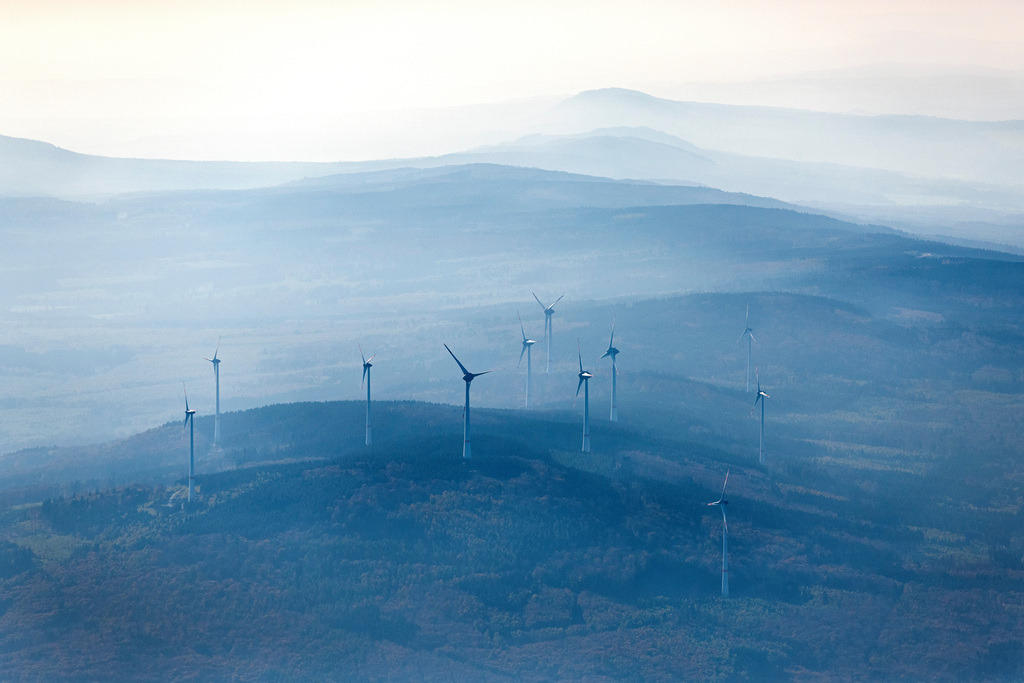 dr__0040521.jpg | DAXWEILER 31.10.2019 Herbstliche verfärbte Vegetationsansicht Wetterbedingt in eine Nebel- Schicht eingebettete Windenergieanlagen in Oberheimbach im Bundesland Rheinland-Pfalz, Deutschland. // Autumnal discolored vegetation view weather-induced wind energy installations embedded in a fog layer in Oberheimbach in the state Rhineland-Palatinate, Germany. Foto: Daniel Reiter