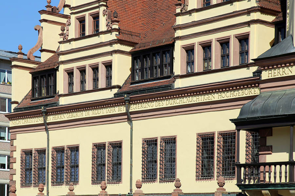 Bildlexikon Leipzig - Altes Rathaus - Umlaufende Inschrift | Das Team hinter BILDLEXIKON LEIPZIG bündelt historische wie aktuelle Informationen über die Stadt Leipzig in Text und Bild auf einer Plattform und stellt diese der interessierten Öffentlichkeit zur Verfügung.