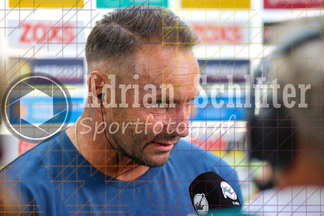 MSV Duisburg vs VfB Stuttgart II - 3. Liga | Duisburg, Deutschland, 02.08.25:   Trainer Dietmar Hirsch (MSV Duisburg) im Interview waehrend des Spiels der 3. Liga MSV Duisburg vs VfB Stuttgart II in der schauinsland-reisen-arena(Foto von Brauer-Fotoagentur / Adrian Schlueter)