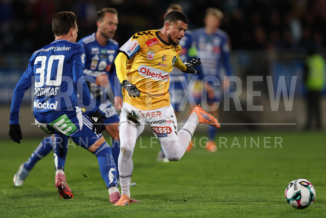 TSV Egger Glas Hartberg vs SV Oberbank Ried – Austrian Bundesliga Match | The image shows Lukas Fridrikas (Hartberg) and Yusuf Maart (Ried), at the Bundesliga match TSV Hartberg vs SV Ried at Profertil Arena Hartberg. 22.11.2025