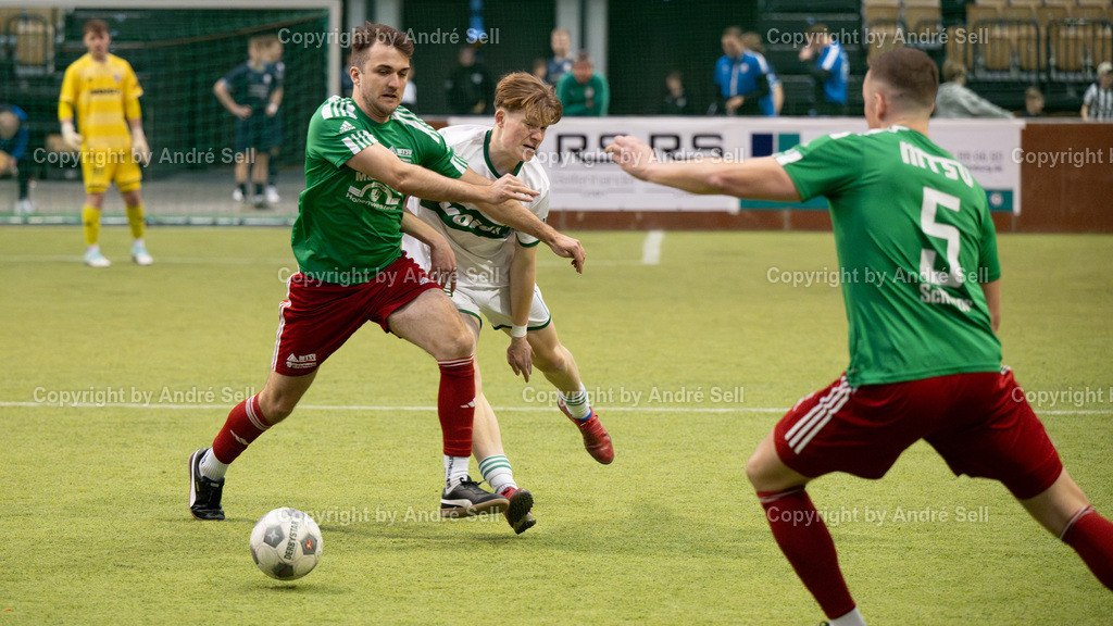 Vorrunde - Gruppe A - MTSV Hohenwestedt vs PSV Neumünster | Lucas Schulze (PSV #27) / Ramon Busse (MTSV #20) &amp; Henrik Schnoor (MTSV #5) // 44. RS-Reifenhandel-Cup 2024 / Vorrunde - Gruppe A - MTSV Hohenwestedt vs PSV Neumünster / Holstenhalle 1 / Neumünster / 26.12.24 - Realisiert mit Pictrs.com
