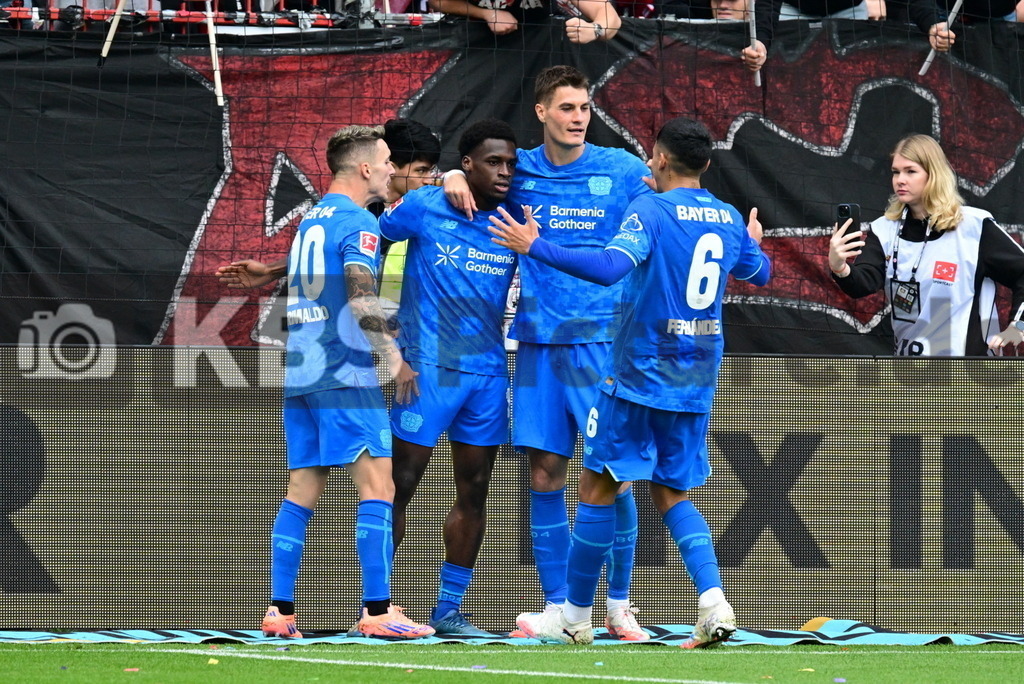 KBS Picture_FCStPauli-Bayer04Leverkusen_016 | Bayer 04 Leverkusen Torjubel zum 2:1 v.l. Grimaldo Alejandro (Bayer04Leverkusen) , Torschuetze Poku Ernest (Bayer04Leverkusen) , Schick Patrik (Bayer04Leverkusen) , Fernandez Ezequiel (Bayer04Leverkusen) ,Sportplatz :  Millerntor Stadion, - Realisiert mit Pictrs.com