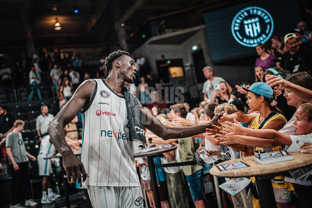 Basketball | Männer | Saison 2024/2025  | easyCredit Basketball Bundesliga | Testspiel | Veolia Towers Hamburg vs. EWE Baskets Oldenburg | 25.08.2024 | Kur Kuath (#23, Veolia Towers Hamburg) high Five mit jungen Fans nach dem Spiel