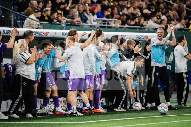 DFB-Pokal: HEBC - Borussia Dortmund, 01.09.2026 | Die Bank vom HEBC jubelt; Fußball, DFB-Pokal, 1. Runde: HEBC vs. Borussia Dortmund am 01.09.2026 im Volksparkstadion, HamburgDFB REGULATIONS PROHIBIT ANY USE OF PHOTOGRAPHS AS IMAGE SEQUENCES AND/OR QUASI-VIDEO. - Realisiert mit Pictrs.com