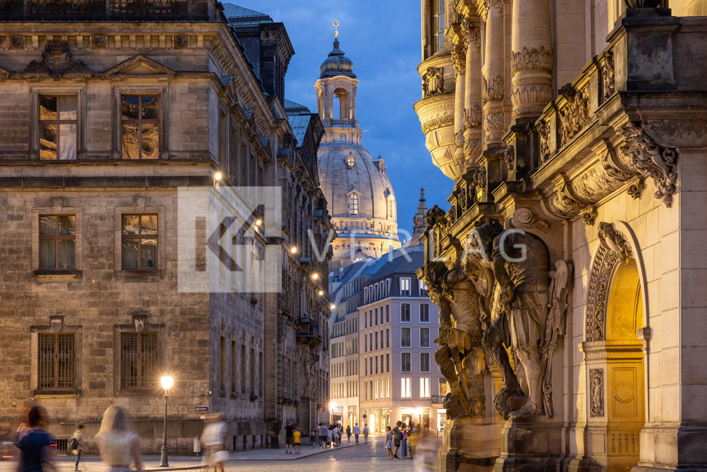 Schlossplatz-Augustusstrasse-Frauenkirche-0U3A1550 | Blick vom Schlossplatz in die Augustusstraße, rechts das Georgentor des Schlosses, links das Ständehaus, hinten mittig die Frauenkirche. - Realisiert mit Pictrs.com