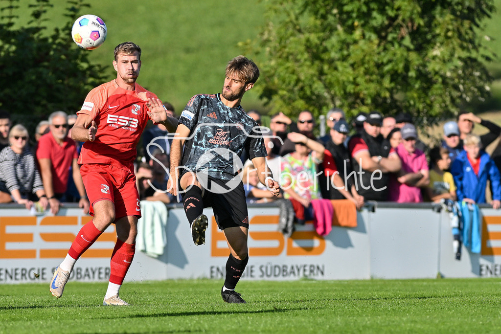 SpVgg Hankofen-Hailing - FC Bayern Amateure | im duell Tobias LERMER (Spvgg #22) und Luca DENK (FC Bayern München II #6) / Zweikampf
