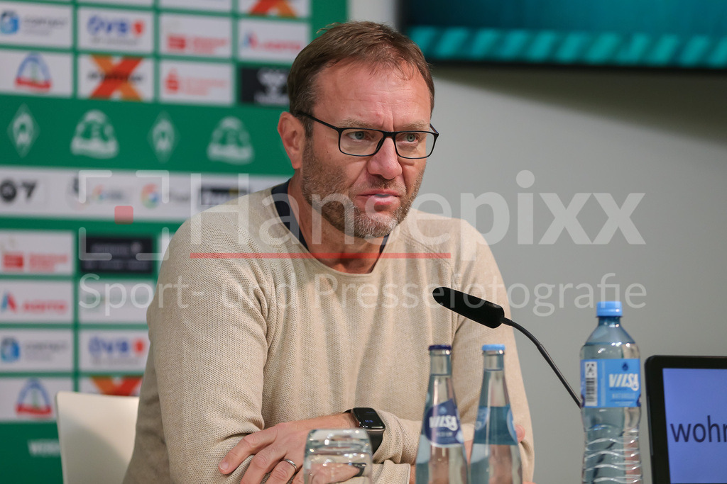 Fussball, Google Pixel Frauen-Bundesliga, SV Werder Bremen - 1. FC Köln | v.li.: Thomas Horsch (Trainer, Cheftrainer, SV Werder Bremen) während der Pressekonferenz, Portrait, Nahaufnahme, Einzelfoto, Einzelbild, DIE DFB-RICHTLINIEN UNTERSAGEN JEGLICHE NUTZUNG VON FOTOS ALS SEQUENZBILDER UND/ODER VIDEOÄHNLICHE FOTOSTRECKEN. DFB REGULATIONS PROHIBIT ANY USE OF PHOTOGRAPHS AS IMAGE SEQUENCES AND/OR QUASI-VIDEO.