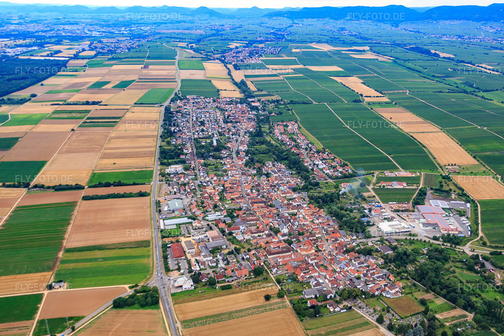 Luftbild: Ortsansicht von Osten im Ortsteil Niederhochstadt in Hochstadt im Bundesland Rheinland-Pfalz in Deutschland. Foto: IMG_092159.jpg vom 16.07.2016 durch Werner Riehm/FLY-FOTO.de