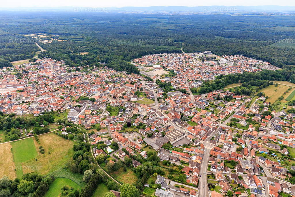 Luftbild: Ortsansicht von Osten in Soufflenheim im Bundesland Bas-Rhin in Frankreich. – Foto: IMG_107890.jpg vom 14.06.2018 durch Werner Riehm/FLY-FOTO.de – Auflösung des Originals: 5343 x 3562 px