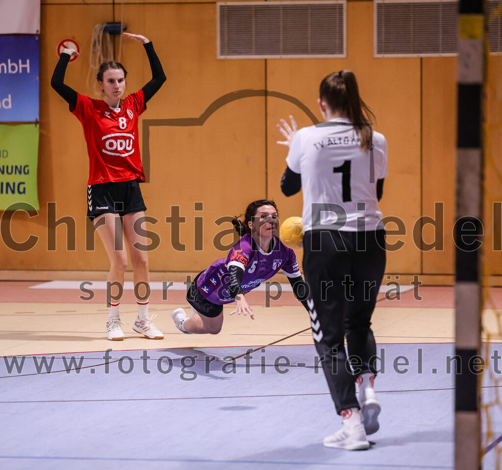 2025-01-18_047_SpVgg_Altenerding_gegen_TV_Altoetting | Erding, Deutschland, 18.01.2025:Handball, Bezirksoberliga Frauen Altbayern 2024 / 2024, 11. Spieltag, SpVgg Altenerding gegen TV Altötting, Endergebnis: 19:24Stephanie Spinner (TV Altötting, #8), Julia Kübelsbeck (SpVgg Altenerding, #5), Torfrau Verena Maier (TV Altötting, #1)Foto: Christian Riedel / fotografie-riedel.net