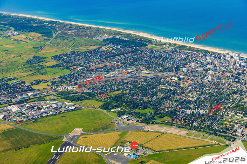 Klassische Luftaufnahme ohne Drohne zeigt:Westerland bei Sylt - Die Luftbildaufnahme wurde 2025 vom UL-Flugzeug heraus erstellt ( keine Drohnenaufnahme ) - Hochauflösende Luftaufnahme -Nicht vergleichbar mit Google Maps oder Satelittenbilder- Die Geschenkidee !Mit Lizenz und Bildrechte bestellbar