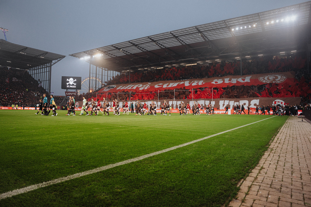 FCP07009 | Der offizielle Shop für FC St. Pauli Fotos. Wähle aus Spielszenen & Fanmomenten dein FCSP Wunschformat. Wir liefern Millerntor-Atmosphäre.