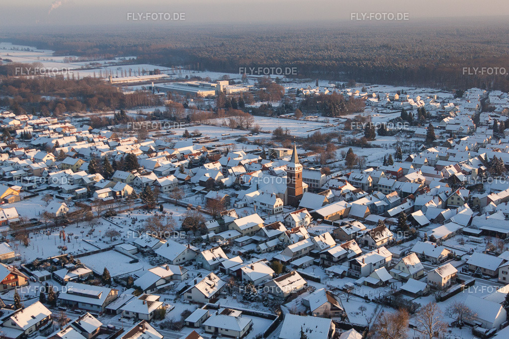 Winterlich schneebedeckte Kirchengebäude im Dorfkern am Rhein | Luftbild: Winterlich schneebedeckte Kirchengebäude im Dorfkern am Rhein im Ortsteil Schaidt in Wörth im Bundesland Rheinland-Pfalz in Deutschland. Foto: IMG_54755.jpg vom 08.12.2012 durch Werner Riehm/FLY-FOTO.de - Realisiert mit Pictrs.com