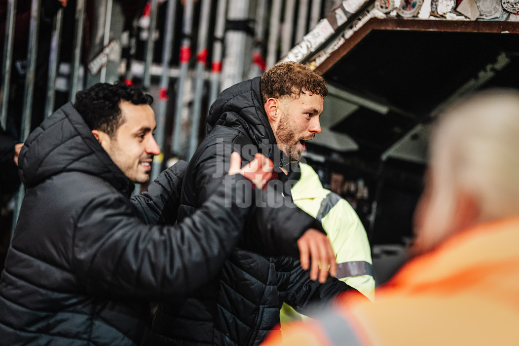 Fußball | Männer | Saison 2024/2025  | Fußball-Bundesliga | 12. Spieltag | FC St. Pauli vs. Holstein Kiel | 29.11.2024 | v.l. Manolis Saliakas (#2, FC St. Pauli) und Carlo Boukhalfa (#16, FC St. Pauli) feiern zusammen nach dem Sieg