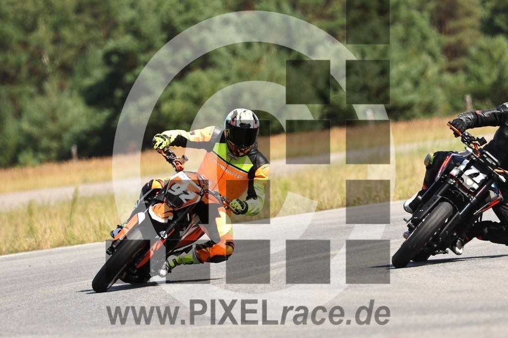 0092-20260808_11224 | Schöne Erinnerungen an spannende Momente - das festzuhalten ist unser Job. PIXELrace.de ist seit 2003 auf den Rennstrecken Europas unterwegs um die Action draußen beim Fahren und die wunderbare Stimmung imm Fahrerlager für euch einzufangen.