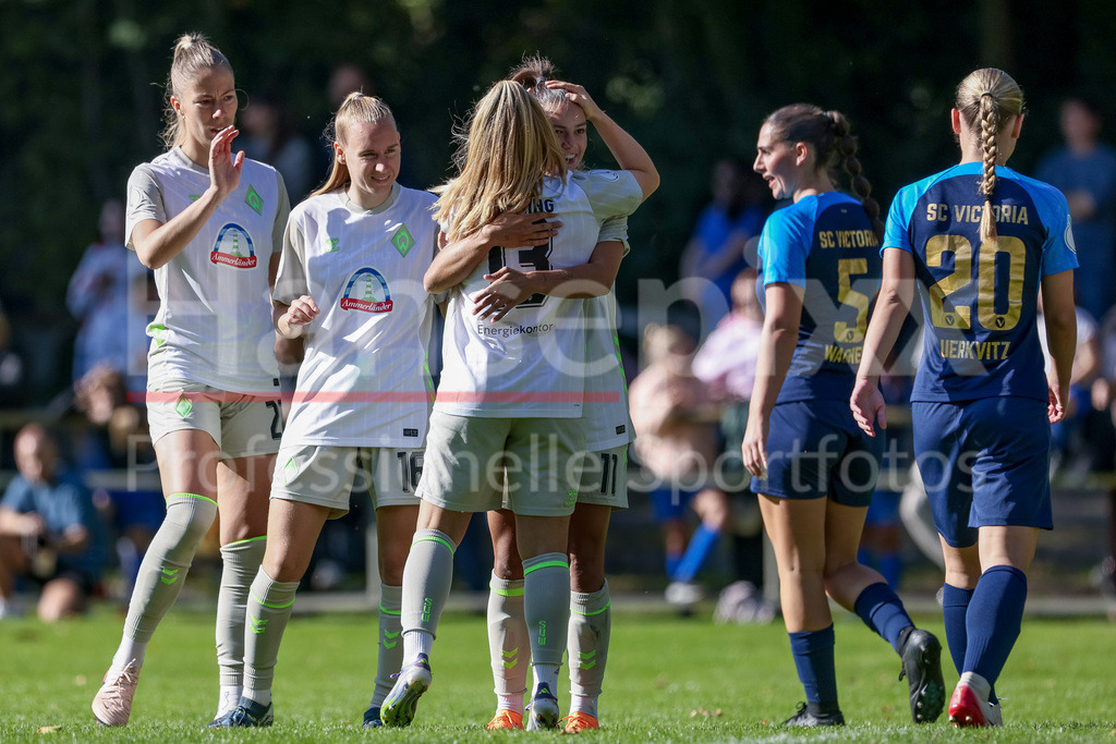 Fussball, DFB-Pokal Frauen, SC Victoria Hamburg - SV Werder Bremen | Spielerinnen des SV Werder Bremen mit Torjubel, Jubel, jubeln, jubelt, optimistisch, Spielszene, Highlight, Freude über das Tor zum 0:1, DIE DFB-RICHTLINIEN UNTERSAGEN JEGLICHE NUTZUNG VON FOTOS ALS SEQUENZBILDER UND/ODER VIDEOÄHNLICHE FOTOSTRECKEN. DFB REGULATIONS PROHIBIT ANY USE OF PHOTOGRAPHS AS IMAGE SEQUENCES AND/OR QUASI-VIDEO.