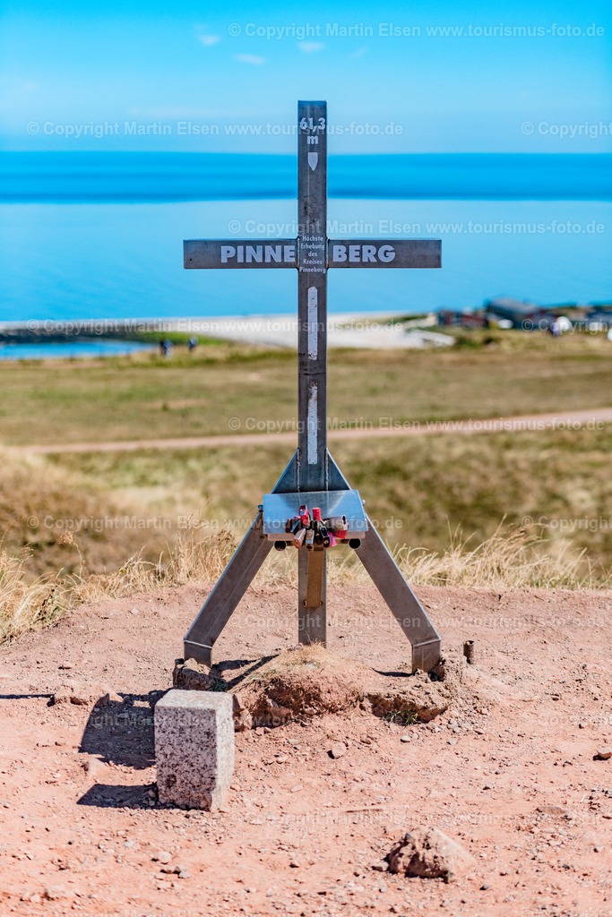 Helgoland Gipfelkreuz_ELS_8085030818 | Helgoland - Aufnahmedatum: 03.08.2018, Aufnahmehöhe:  m, Koordinaten:  - , Bildgröße: 5364 x  8046 Pixel - Copyright 2018 by Martin Elsen, Kontakt: Tel.: +49 157 74581206, E-Mail: info@schoenes-foto.deSchlagwörter:Schleswig-Holstein,Landkreis Pinneberg,Düne,Hochseeinsel,Börteboote,Meer,Küste,Halunder,Oberland,Unterland,Strand,Seehunde,Robben,Lange Anna,Felsen,Roter Felsen,Luftbild,Luftbilder,Bastölpel - Realisiert mit Pictrs.com