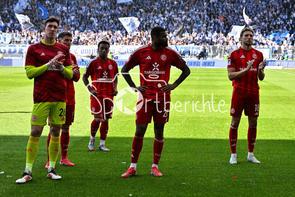 1. FC Magdeburg - Fortuna Düsseldorf | Die Spieler der Fortuna versammeln sich nochmal vorm Gaesteblock und bedanken sich bei den mitgereisten Fans / 2. Bundesliga: 1. FC Magdeburg - Fortuna Duesseldorf, Avnet-Arena am 18.05.2025 / DFL REGULATIONS PROHIBIT ANY USE OF PHOTOGRAPHS AS IMAGE SEQUENCES AND/OR QUASI-VIDEO / Florian SCHOCK (Fortuna Duesseldorf 26), Myron van BREDERODE (Fortuna Duesseldorf 10), Jamil SIEBERG (Fortuna Duesseldorf 20) und Jona NIEMIEC (Fortuna Duesseldorf 18)
