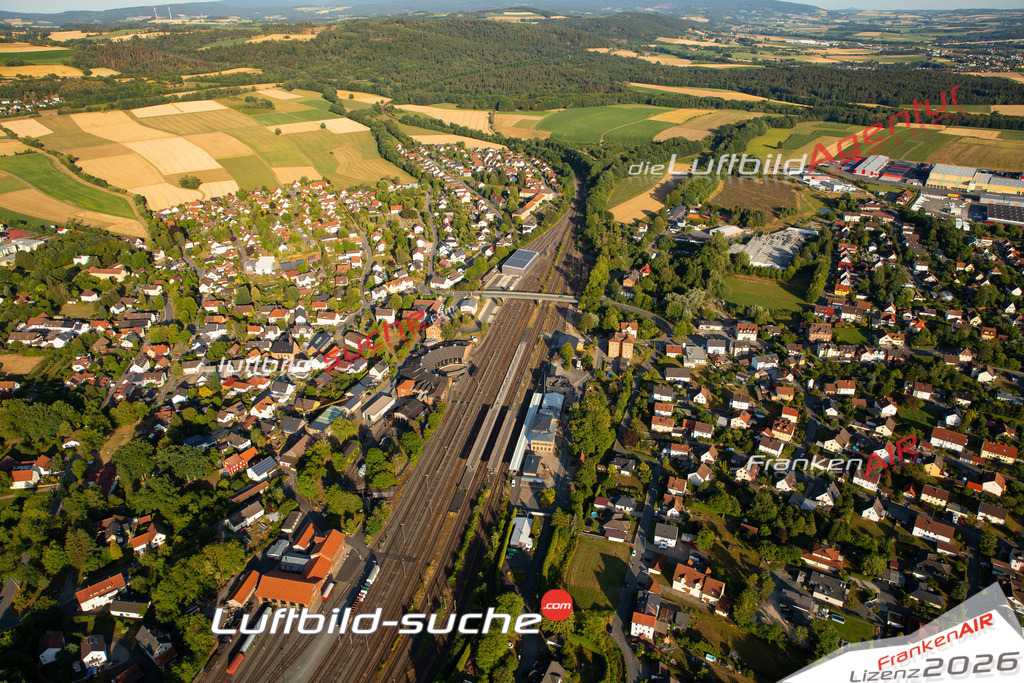 Das Luftbild zeigt :  Neuenmarkt - Die Luftaufnahme wurde 2023 vom UL-Flugzeug aus erstellt ( keine Drohne ) - Hochauflösende Luftaufnahme - Für grossformatige Ausdrucke geeignet. Die Geschenkidee !Mit Lizenz und Bildrechte bestellbar