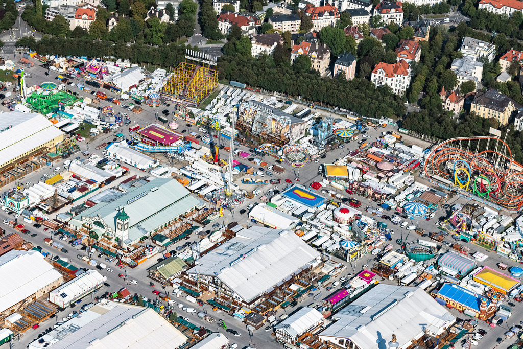 dr__0010338.jpg | MüNCHEN 18.09.2018 Aufbauarbeiten auf dem Festgelände des Münchener Oktoberfestes auf der Theresienwiese in München im Bundesland Bayern. Der Aufbau der großen Festzelte der Brauereien des mundartlich Wiesn genannten Volksfestes beginnt zwei Monate vor Eröffnung. // Area of the Munich Oktoberfest at the Theresienwiese in Munich, Bavaria. Foto: Daniel Reiter