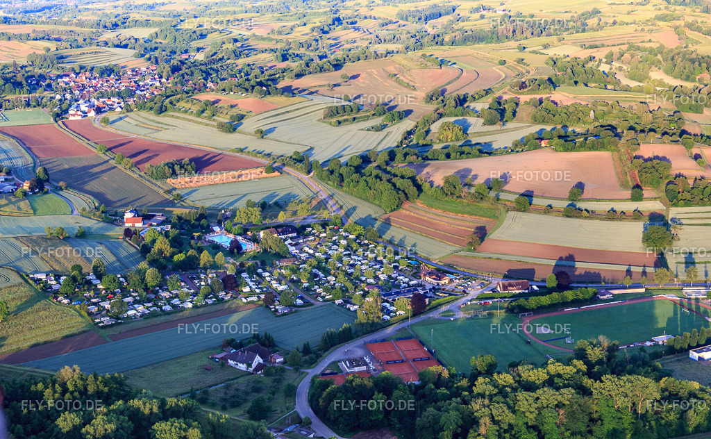 Campingpark Oase am Carl-Hermann-Jäger-Freibad und Tennisclub Ettenheim e.V.  http://www.campingpark-oase.de/ http://www.fv-ettenheim.de/ http://www.tc-ettenheim.de/ | Luftbild: Campingpark Oase am Carl-Hermann-Jäger-Freibad und Tennisclub Ettenheim e.V.  http://www.campingpark-oase.de/ http://www.fv-ettenheim.de/ http://www.tc-ettenheim.de/ in Ettenheim im Bundesland Baden-Württemberg in Deutschland. Foto: IMG_147506.jpg vom 30.05.2025 durch Werner Riehm/FLY-FOTO.de - Realisiert mit Pictrs.com