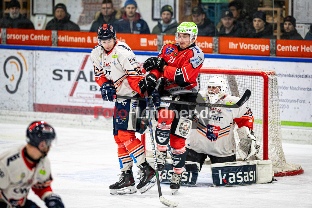 TSV Peißenberg MINERS gegen ESC Kempten SHARKS | Eishockey Bayernliga Herren Pre-Playoffs 2024/25, TSV Peißenberg MINERS gegen ESC Kempten SHARKS, 20250131,Schuss aufs Tor, Florian SEELMANN (MINERS 21) verdeckt die Sicht,2025-01-31 in Peißenberg (Eisstadion Peißenberg)Tomas KULHANEK (SHARKS 27), Florian SEELMANN (MINERS 21), Jakob NERB (SHARKS Goalie 52)Copyright: WolfgangxLindner foto-lindner.de