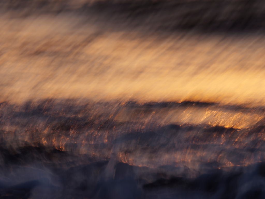 Brandungswelle an der Ostsee bei Sonnenuntergang | Durch die Brandungswelle hindurch leuchtet das letzte Licht der Abendsonne (Langzeitbelichtung) - Realisiert mit Pictrs.com