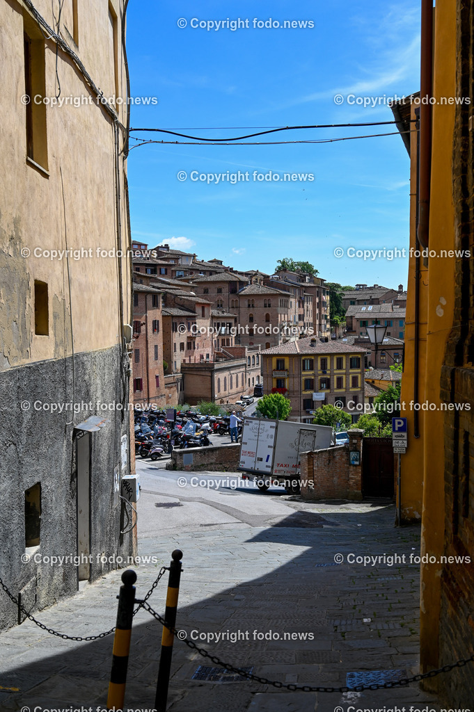 Italien_ Toscana_ Siena_ 27.05.2024-116 | 27.05.2024, Italien, ITA, Toskana, Siena im Bild Stadtansichten, Gebäude, Architektur, Touristen, Historisch, Souvenier, Piazza Del Campo, Dom von Siena


Siena ist Hauptstadt der Provinz Siena und gilt als eine der schönsten Städte der Toskana und Italiens. Die historische Altstadt gehört seit 1995 zum UNESCO-Welterbe. 

