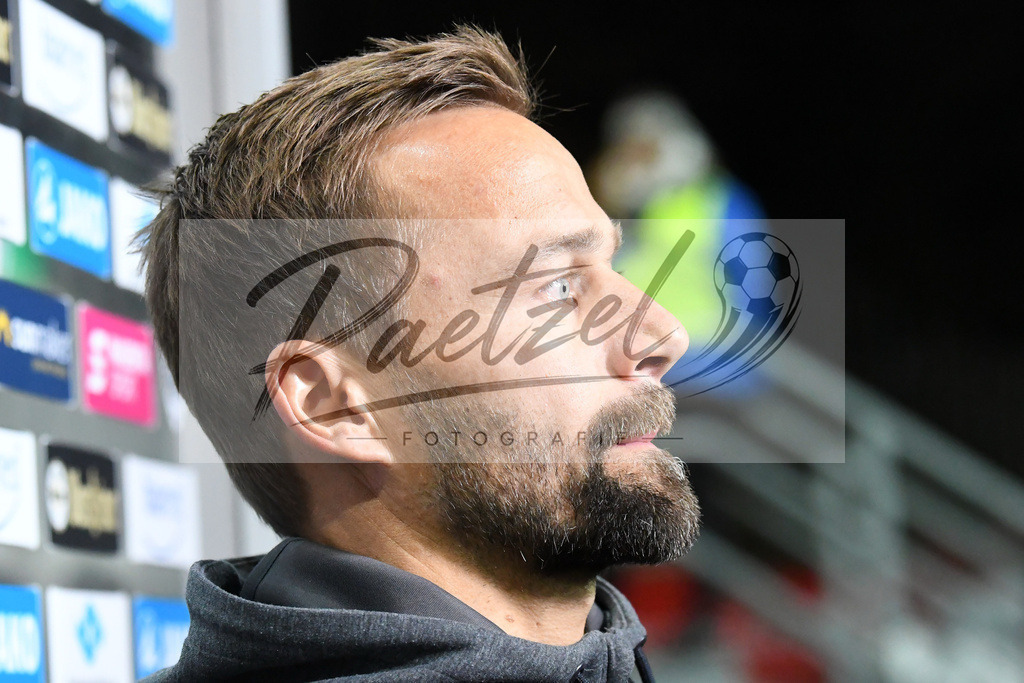 20200214_SCPFWK_0007 | Fussball, Herren: Trainer Michael Schiele (FC Wuerzburger Kickers) schaut waehrend des Spiels der 3. Liga zwischen SC Preussen Muenster und FC Wuerzburger Kickers im Preussenstadion am 14.02.2020 in Muenster, Deutschland.DFB / DFL REGULATIONS PROHIBIT ANY USE OF PHOTOGRAPHS AS IMAGE SEQUENCES AND/OR QUASI-VIDEO. - Realisiert mit Pictrs.com