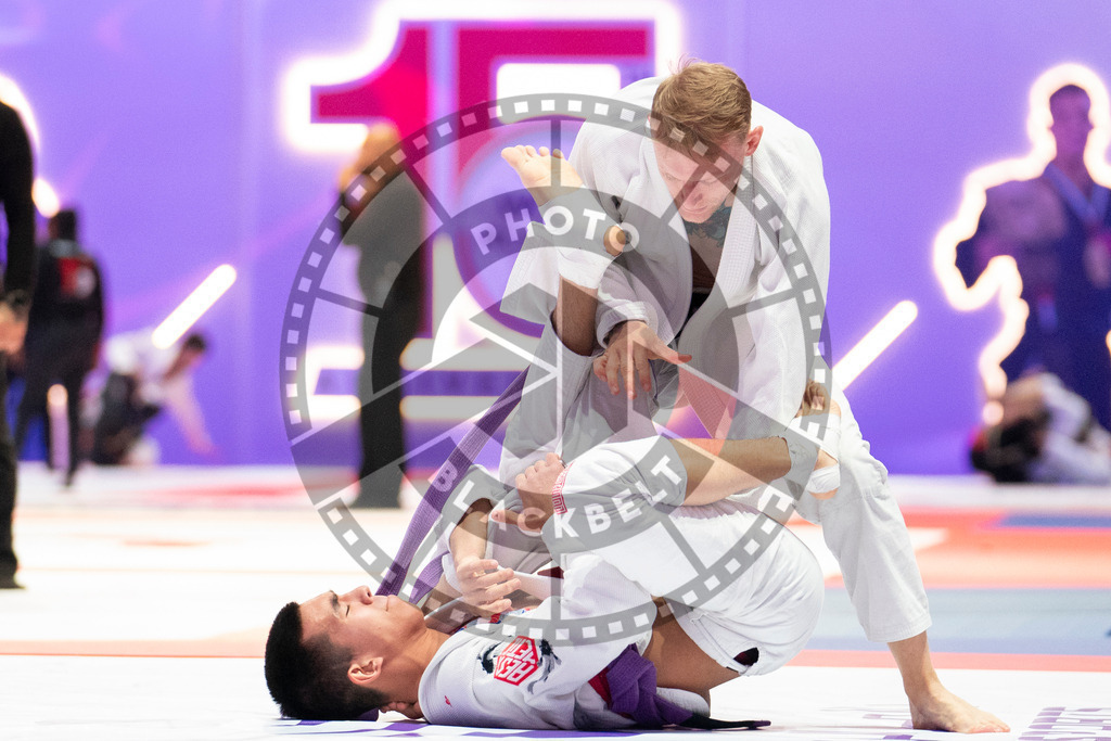 20231109PBB5050 | Fighters compete during the AJP World Professional Championship in the Mubadala Arena in Abu Dhabi, Arab United Emirates, on November 9, 2023.