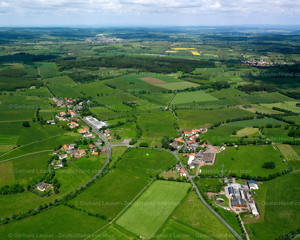 2615283 | NöSBERTS-WEIDMOOS 09.06.2006 Landwirtschaftliche Nutzflächen und Feldgrenzen  umsäumen das Siedlungsgebiet des Dorfes in Nösberts-Weidmoos im Bundesland Hessen, Deutschland // Agricultural land and field boundaries surround the settlement area of the village  in Nösberts-Weidmoos in the state Hesse, Germany Foto: Gerhard Launer