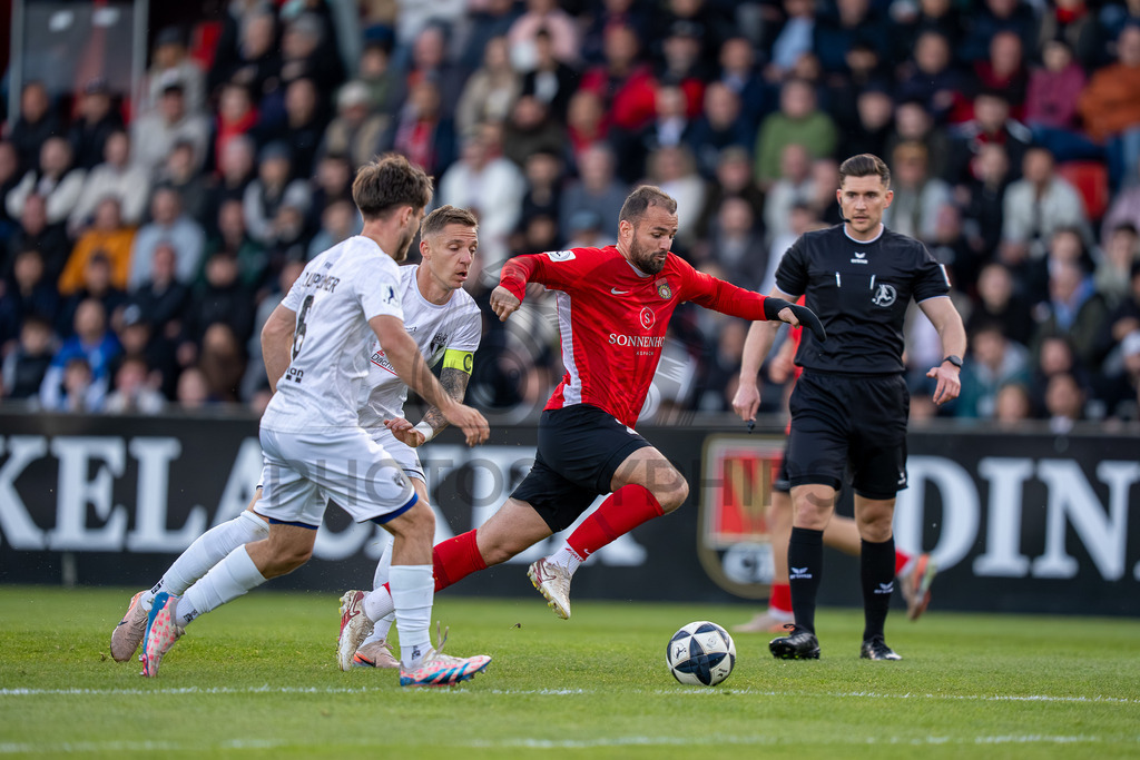 SG Sonnenhof Großaspach vs. SGV Freiberg, Fussball, Regionalliga Suedwest, 30. Spieltag, 22.04.2026 | Fabian Eisele (SG Sonnenhof Großaspach, #23) am Ball gegen Marco Kehl-Gomez (SGV Freiberg, #10) und Lukas Laupheimer (SGV Freiberg, #06),SG Sonnenhof Großaspach vs. SGV Freiberg, Fussball, Regionalliga Suedwest, 30. Spieltag, 22.04.2026
