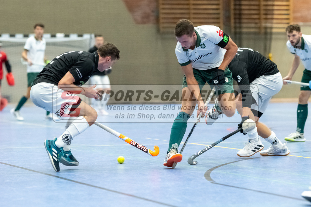 SFE_20231217_0099 | Neuss, Deutschland, 17.12.2023: Dennis Holthaus (Uhlenhorst Mülheim) in Aktion waehrend des Spiels der Halle 1. Bundesliga Herren zwischen SW Neuss vs Uhlenhorst Mülheim im Stadionhalle (SW Neuss) am 17.12.2023 in Neuss, Deutschland. (Foto von Stephan Fehrmann)

Neuss, Germany, 17.12.2023: Dennis Holthaus (Uhlenhorst Mülheim) in action during the game of Halle 1. Bundesliga Herren between SW Neuss vs Uhlenhorst Mülheim in Stadionhalle (SW Neuss) at 17.12.2023 in Neuss, Deutschland. (Foto von Stephan Fehrmann)