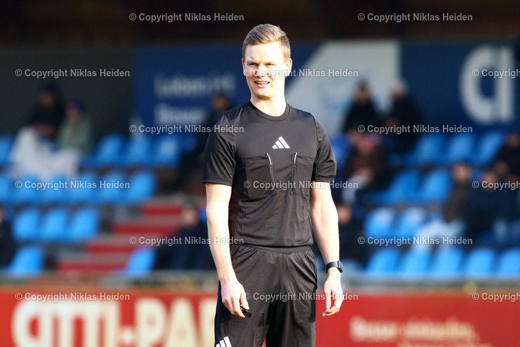 NH_HolsteinKielU19_BlumenthalerSVU19_U19DFBNachwuchsliga_08022025 | Mika Jungclaus (Schiedsrichter)Fußball I Junioren I U19 DFB-Nachwuchsliga I Saison 2024-2025 I Hauptrunde Liga B, Gruppa A, 2. Spieltag I Holstein Kiel U19 - Blumenthaler SV U19 I 08.02.2025 I Citti-Fußballpark