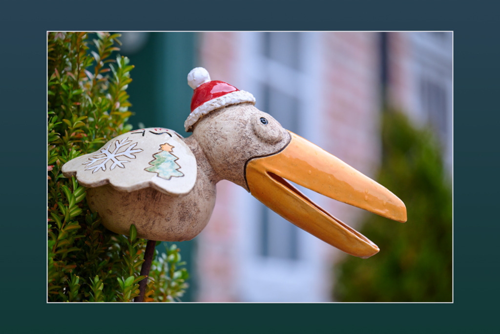 Weihnachtsvogel | Am Eingang eines historischen Gebäudes in Meldorf steht dieser Weihnachtsvogel aus Keramik, der humorvoll die Fröhlichkeit der Festtage symbolisiert. Die Keramik wurde in den Museumswerkstätten in Meldorf gefertigt. — Auflösung des Originals: 10200 x 6800 px. - Realisiert mit Pictrs.com