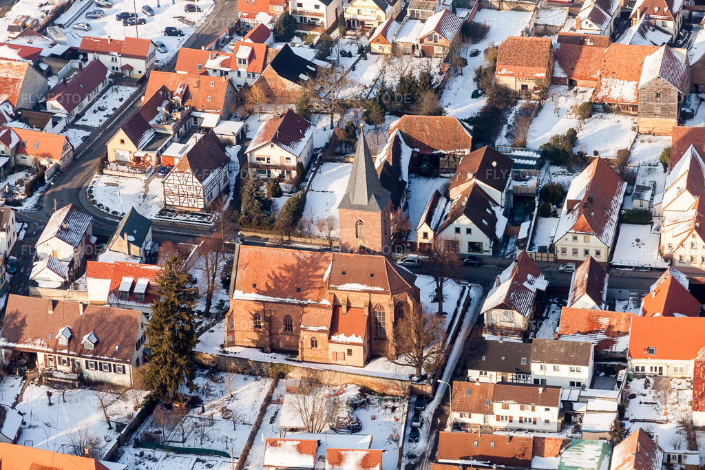 Luftbild: Winterlich schneebedeckte Kirchengebäude im Dorfkern in Rohrbach im Bundesland Rheinland-Pfalz in Deutschland. Foto: IMG_24426.jpg vom 16.02.2010 durch Werner Riehm/FLY-FOTO.de