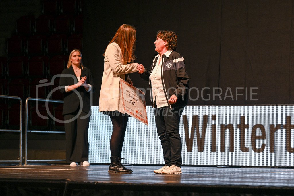 Winterthurer Sportehrung - 23. Februar 2023 | Winterthurer Sportehrung
AXA Arena, Winterthur
Sportförderin Martina Krebs (HC Rychenberg).
Bild: Sportfotografie Markus Aeschimann | www.markus-aeschimann.ch - Realisiert mit Pictrs.com