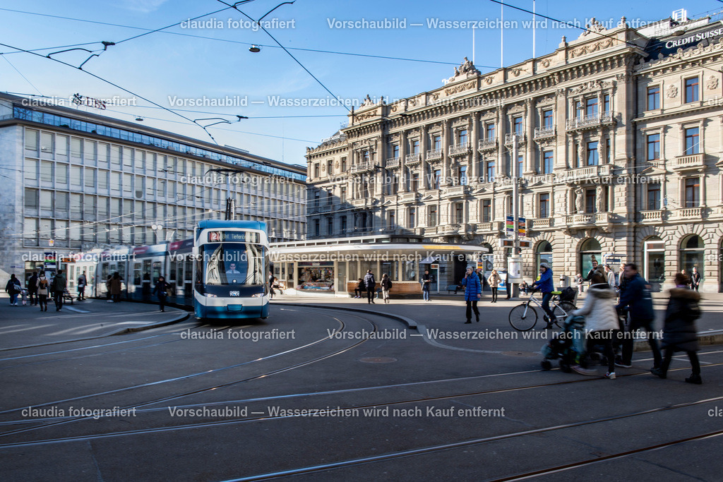 11_20190217_Logo_Credit_Suisse_Zuerich_Paradeplatz_CMI2770 | 17.02.2020; Zuerich; Inland - Wirtschaft Banken;
Bankenplatz Schweiz, ein Tram faehrt am Paradeplatz vorbei mit UBS und Credit Suisse im Hintergrund
(Claudia Minder/claudia-fotografiert)