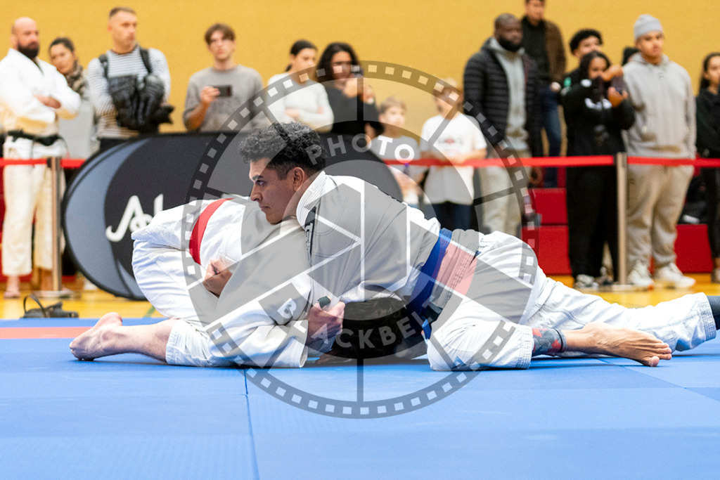 20231118PBB10388 | Fighters compete during the AJP Tour 600 Frankfurt Championship in Frankfurt/Main, Germany, on November 18, 2023.