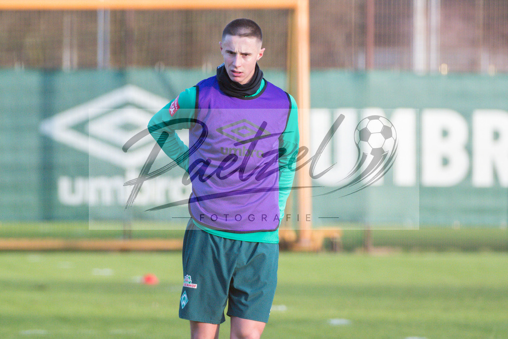 20200218_TRASVW_0090 | Fussball, Herren: Marco Friedl (Werder Bremen) schaut waehrend der Trainingseinheit des SV Werder Bremen auf dem wohninvest Weserstadion Trainingsplatz am 18.02.2020 in Bremen, Deutschland. - Realisiert mit Pictrs.com
