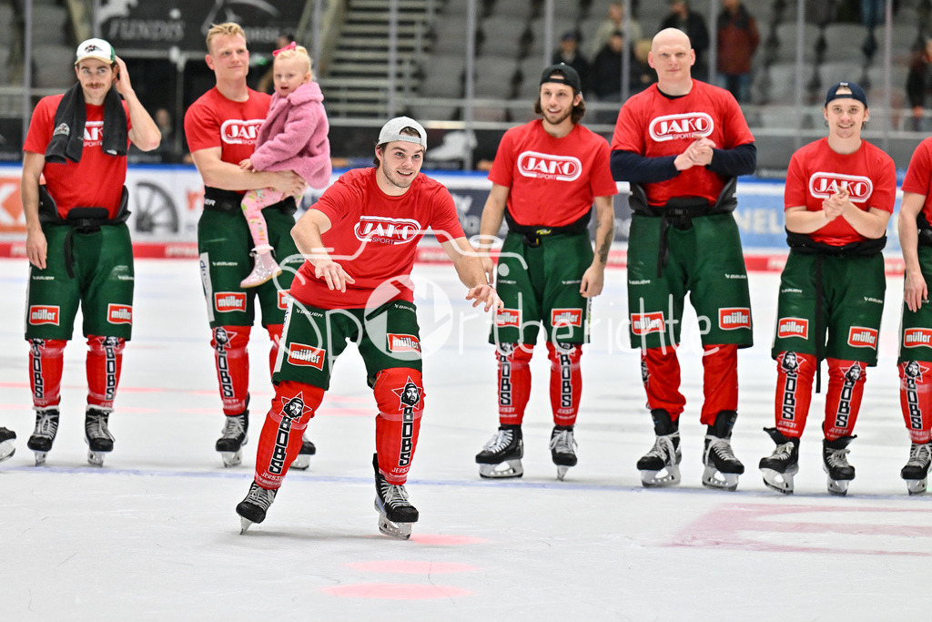 Augsburger Panther - Löwen Frankfurt | Die Spieler des AEV feiern zusammen mit den Fans den Heimsieg gegen Frankfurt / DEL: Augsburger Panther - Löwen Frankfurt, Curt Frenzel Stadiom am 11.10.2024 / D. J. BUSDEKER (Augsburger Panther #14)