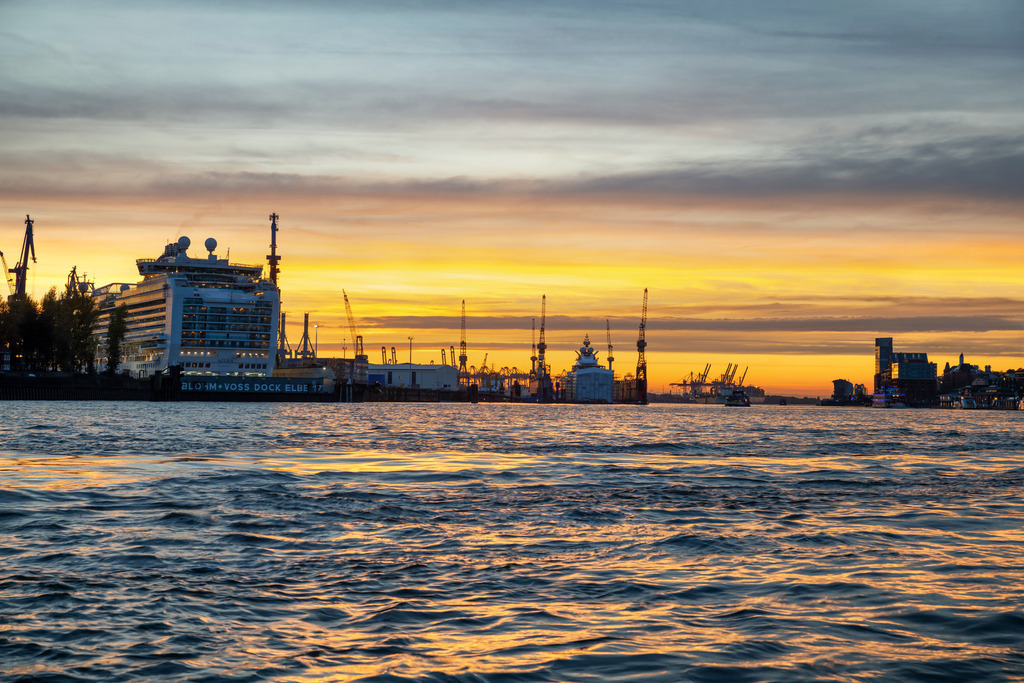 10230603 - Elb-Sunset | Wunderschöner Blick über die Elbe bei einem leuchtenden Abendhimmel.  Bestellen Sie dieses Motiv vom Hamburger Hafen als Wandbild oder Poster in vielen Ausführungen und Formaten. Zur Auswahl gelangen Sie über "Bestellen".