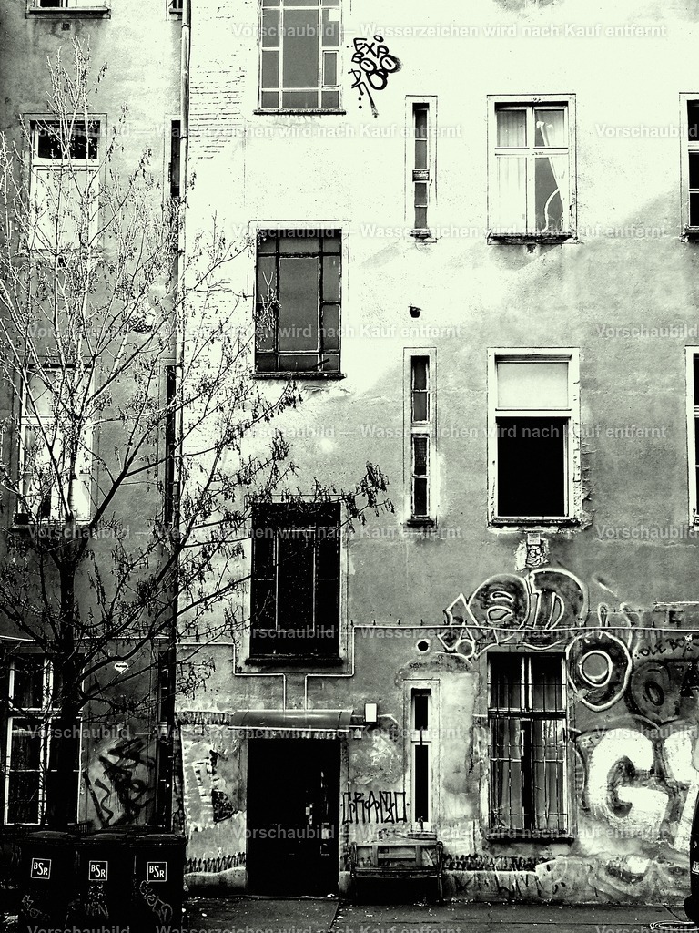 Mietskaserne | online Fotogalerie mit schwarz-weiß Fotografien und Shop für zeitlose  Poster und Leinwände in stilvollem schwarz weiß  - Realisiert mit Pictrs.com