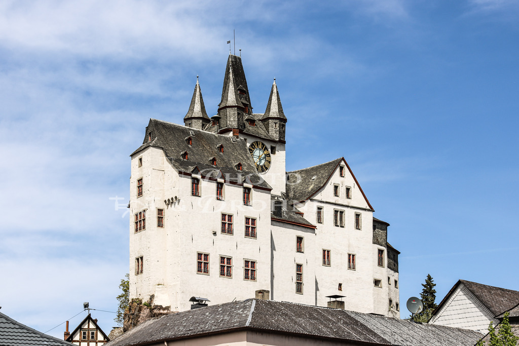 Jacque-Offenbach-Promenade Bad Ems-8758 | Die hochmittelalterliche Burg Grafenschloss Diez beeindruckt mit ihrer majestätischen Lage auf einem Porphyrfelsen über der Altstadt von Diez. Direkt an der Mündung der Aar in die Lahn gelegen, wurde die Burg auf einer Furt errichtet, die schon in früheren Zeiten von Reisenden genutzt wurde. Ein historischer Ort, der einen Besuch wert ist. - Realisiert mit Pictrs.com