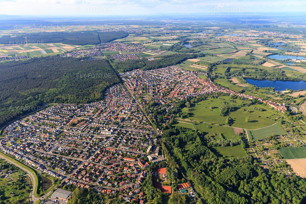 Luftbild: Ortsansicht von Südwesten in Jockgrim im Bundesland Rheinland-Pfalz in Deutschland. Foto: IMG_126729.jpg vom 28.05.2021 durch Werner Riehm/FLY-FOTO.de