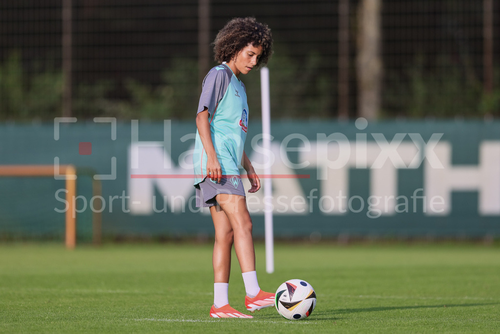 Fussball, Google Pixel Frauen-Bundesliga, Training SV Werder Bremen | v.li.: Amira Arfaoui (SV Werder Bremen, 8) am Ball, Einzelbild, Ganzkörper, Aktion, Action, Spielszene