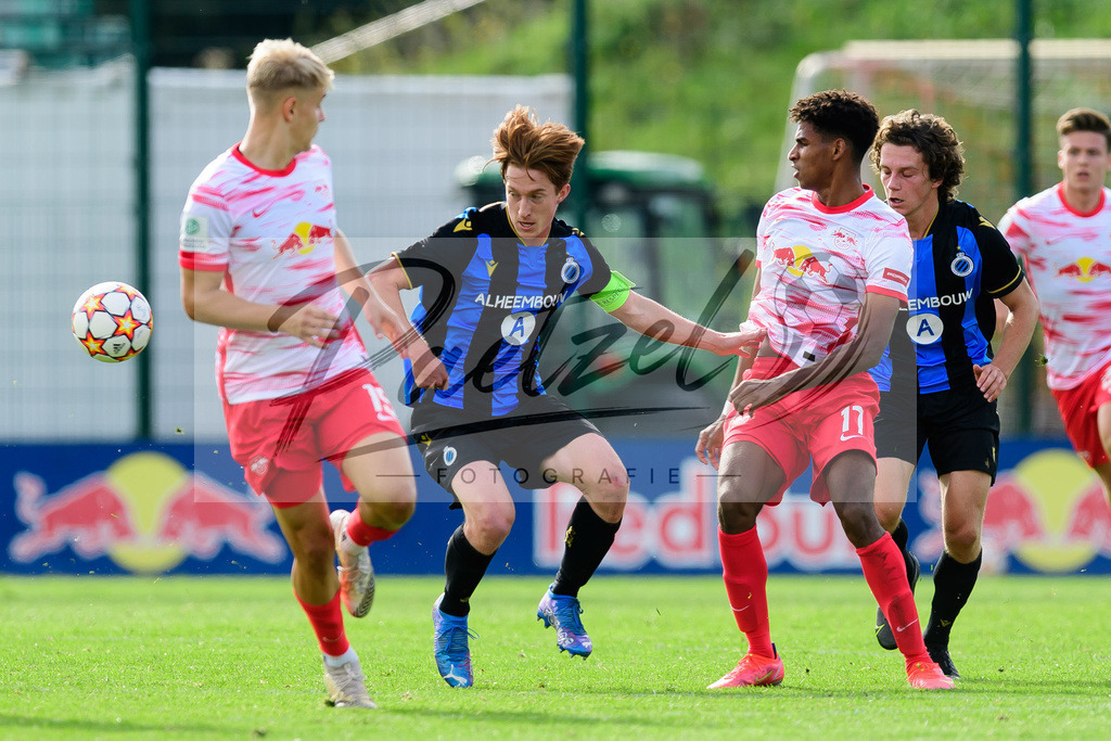 YLLEBR20210928_016 | Fussball, A-Junioren: Robin Friedrich (RB Leipzig), Xander Blomme (Club Brugge KV) und Sanoussy Ba (RB Leipzig) im Zweikampf beim Spiel der UEFA Youth League zwischen RB Leipzig und FC Bruegge im Stadion am Cottaweg am 28.09.2021 in Leipzig, Deutschland. - Realisiert mit Pictrs.com