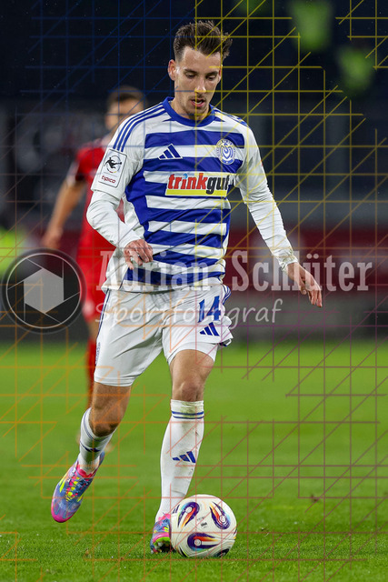 MSV Duisburg vs Rot-Weiss Essen - 3. Liga | Duisburg, Deutschland, 26.10.25:   Conor Noß (MSV Duisburg) in Aktion am Ball, Einzelaktion waehrend des Spiels der 3. Liga MSV Duisburg vs Rot-Weiss Essen in der schauinsland-reisen-arena(Foto von Brauer-Fotoagentur / Adrian Schlueter)