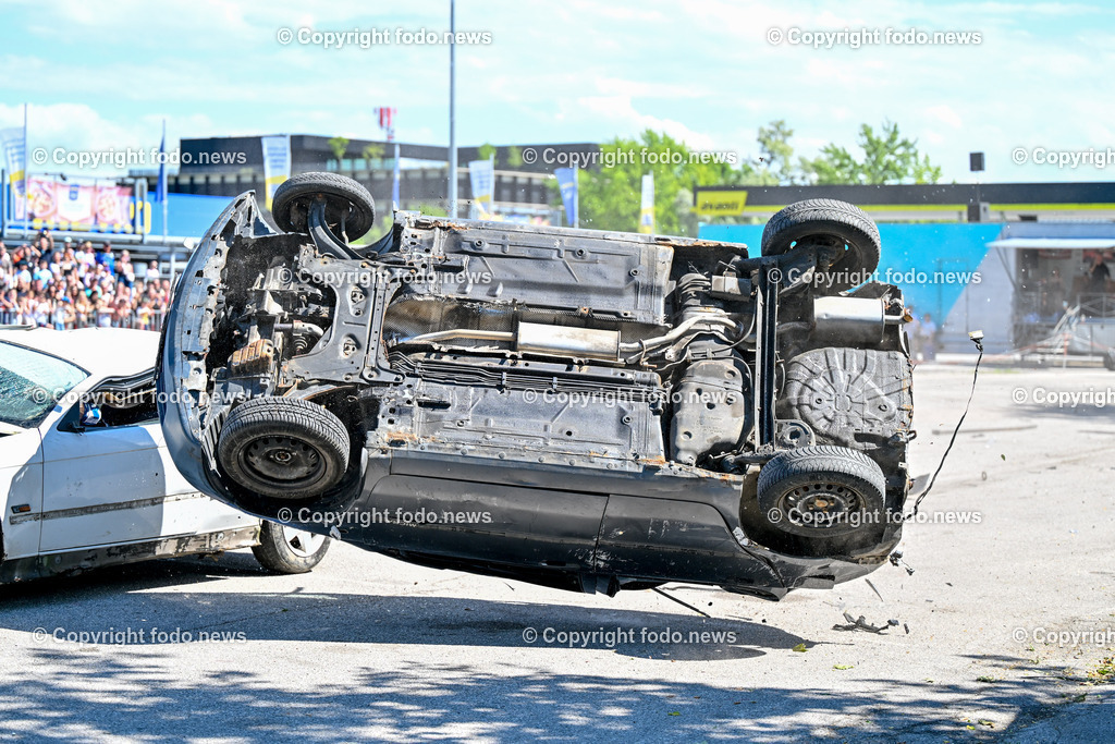 Linz_ Autostunt_ Monstertruck_ Show_ 20.05.2024-27 | 20.05.2024, Linz, AUT, Stuntshow, im Bild Linz, Autostunt, Monstertruck, Show, Schrottauto, Stuntman, Motor, Artistik, Ueberschlag, Feuershow, Zuschauer